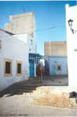 Kairouan_ruelle_et_touriste.jpg (98397 bytes)